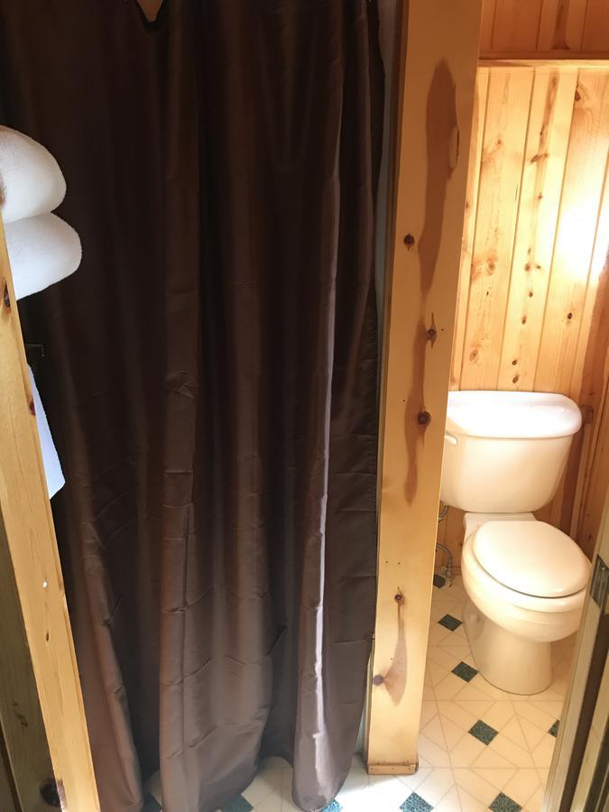 Capsule hotel Ashton Log Cabins *
