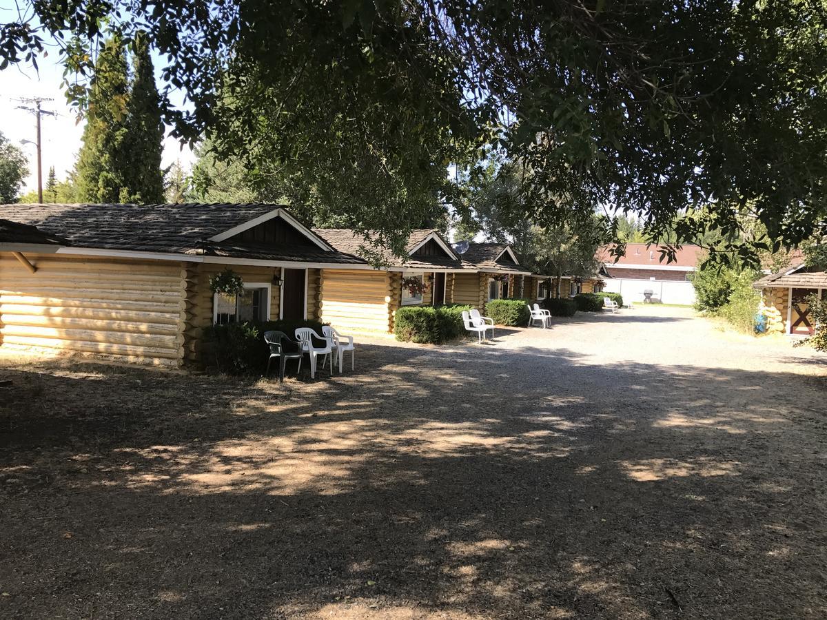 Ashton Log Cabins * Ashton